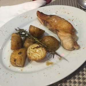 Corvina con papas al romero