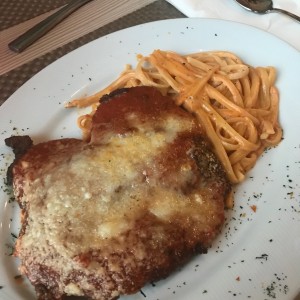 Milanesa a la Parmigiana con Pasta en Salsa Rosada