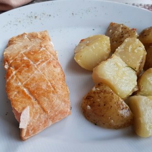 salmon con papas al  romero