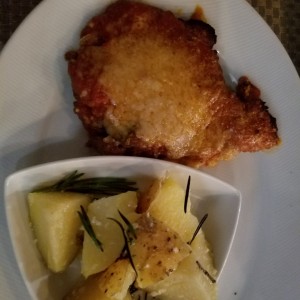 Pollo a la parmigiana con papas al romero