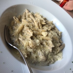 pasta penne en saldra alfredo con tartufo y pollo