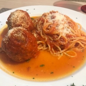 spaguetti con bolas de carne y puerco