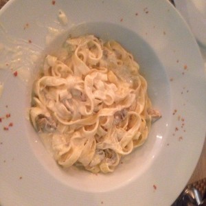 fetuccini con crema y hongos frescos