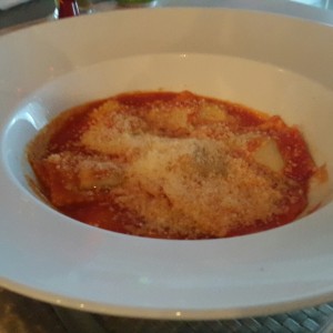 Ravioli relleno de carne en salsa pomodoro