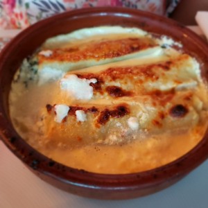 Canelones rellenos de queso y espinacas