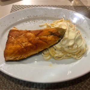 churrasco de salmon con pasta en salsa de crema