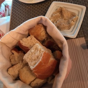 pan de la casa con crema de berenjenas