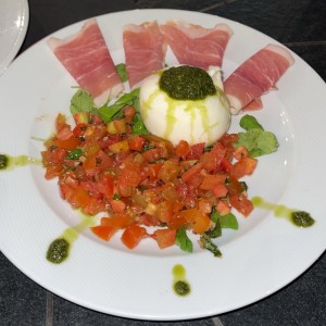 Ensaladas - Burrata con Prosciutto