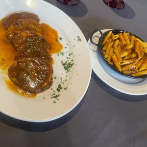 Asado  de res con vegetales  y pastas