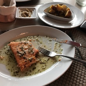 salmon con papas al romero