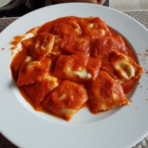 Raviolis con carne en salsa roja