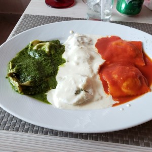 ravioli de espinacas con queso en tres salsas