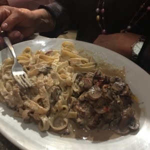 pasta con crema y carne con hongos al cartucho! 