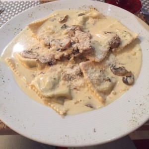 Raviolli de queso Ricotta y espinaca con crema y hongos 