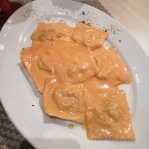 Ravioli de espinaca y ricotta en salsa rosada