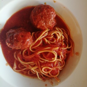 Polpetta con spaguetti en salsa roja. 