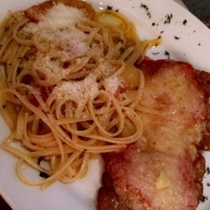 pasta al oil con tomate y pollo a la parmigiana 