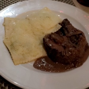 Filet di manzo alla pizzaiola y ravioles 