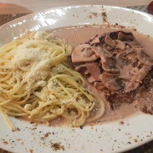 Filete con hongos y pasta al oleo