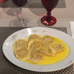 Raviolli relleno de zapallo al burro