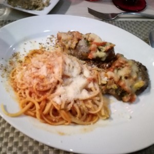 filete de res con linguini en salsa rosada