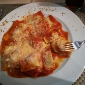 raviolis de carne en salsa pomodoro