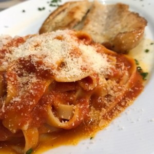 fettuccine a la pomodoro con pollo a la plancha 