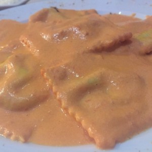 ravioli de ricotta y espinaca en salsa rosada