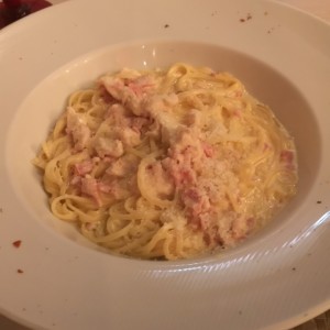 linguini con salsa Alfredo con pollo