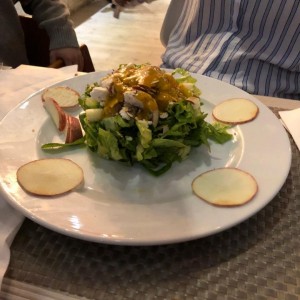 ensalada verde con almendras, queso de cabra y honey mustard