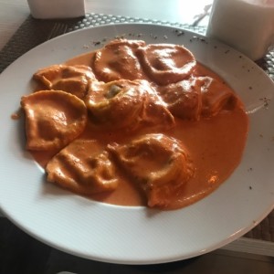 Ravioli de zapallo con salsa vodka 