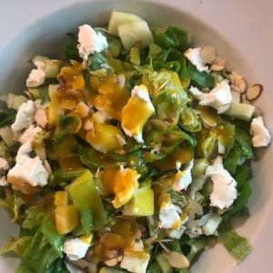 ensalada con quedo feta y almendras