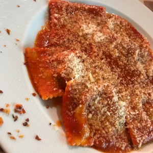 raviolis de ricotta y espinaca en salsa pomodoro