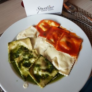 Pastas especiales - Ravioli (rellenos de ricota y espinaca)