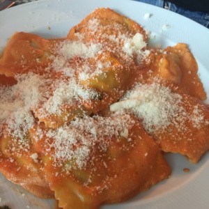 Raviolis de espinaca y ricotta en salsa rosada 