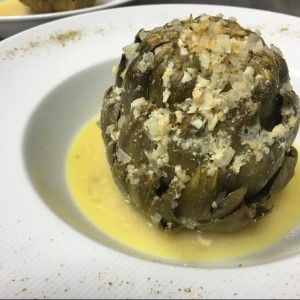 alcachofa rellena de parmiggiano y funghi al tartufo