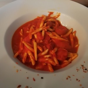 Pasta con chorizo italiano (hecho en casa) con salsa pomodoro