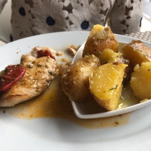 corvina con piquillos y ajos con papas al romero