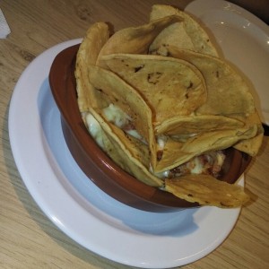 Queso fundido con chorizo y totopos