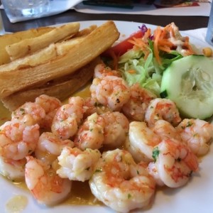 Camarones al ajillo con yuca frita