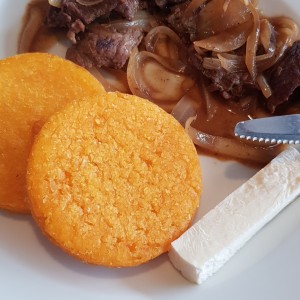 bistec encebollado con tortillas