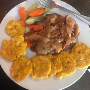 pollo deshuesado mignon con patacones