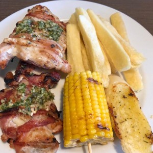 pollo envuelto en tocino con yucas fritas