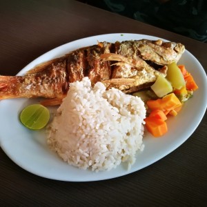 filete de pescado con arroz con coco