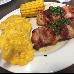 pollo envuelto en tocino con chimicurri y Patacones