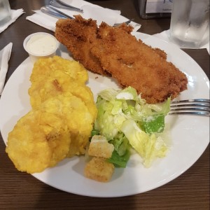 Filete de corvina apanado con patacones