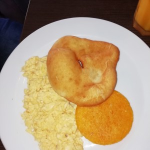 Huevos revueltos con Tortilla y hojaldra