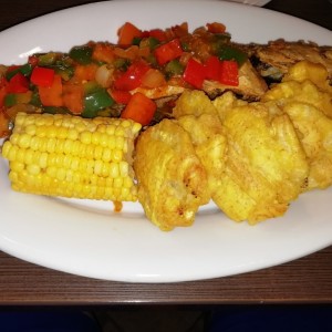 Corvina Entera Frita en Salsa Criolla