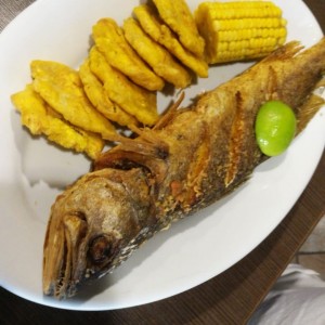 Corvina Entera Frita con patacones