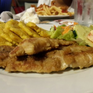 corvina a la plancha con patacones y ensalada de la casa 